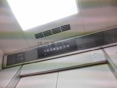 エレベーター内の天井照明