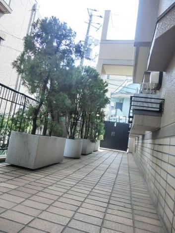 奥に写る黒い扉が正面入口です