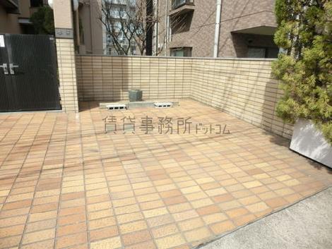 エントランス前には平置き駐車場が
