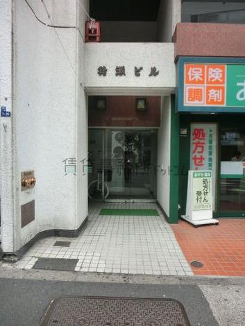 正面玄関は白を基調としています