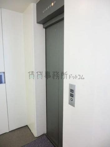 コンパクトなエレベーターホール