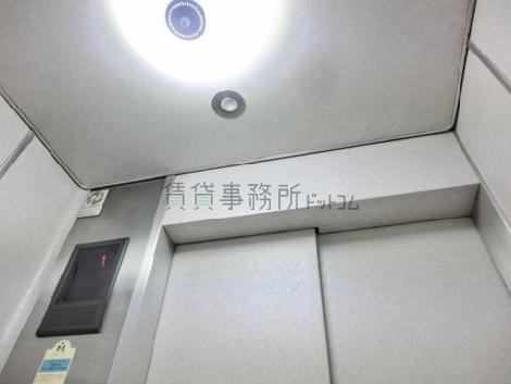 エレベーター内の天井照明