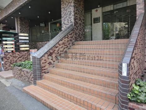 ２階の店舗区画へ行く階段です