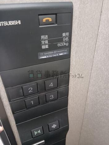 エレベーター９名乗り