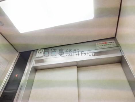 エレベーター内の天井照明