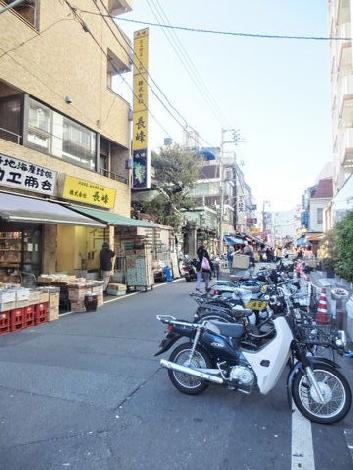 隣接する脇道は繁華街へアクセスします