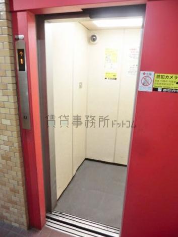エレベーター内配備された防犯カメラ