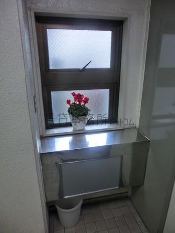 エレベーターの隣の窓から明るい日差しが入ります