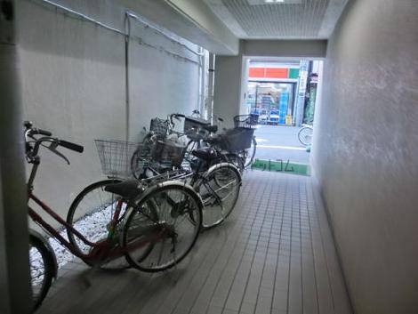 玄関入ると自転車置き場があります