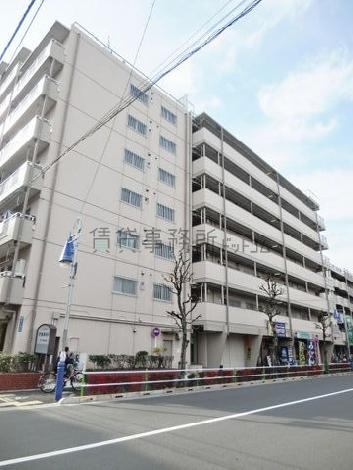 どっしりとした造りのビル