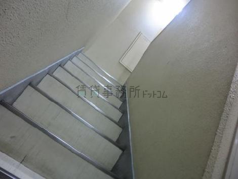 非常階段は建物内です