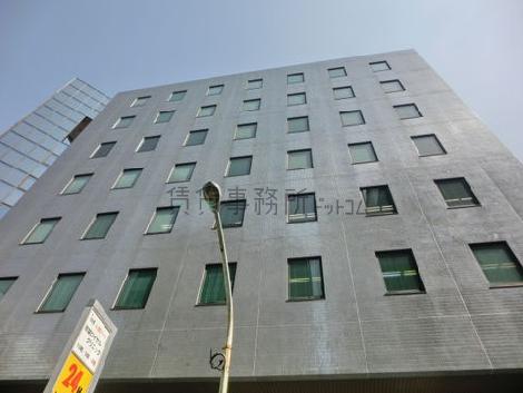 西側の外装は、窓が並んでいます