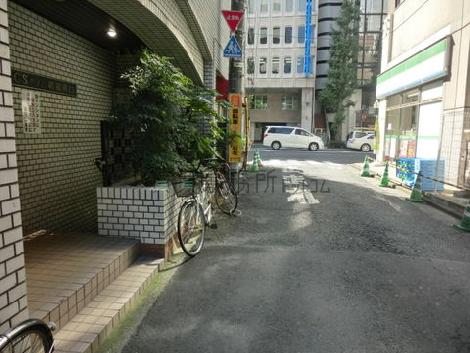 正面入口から見た周辺です