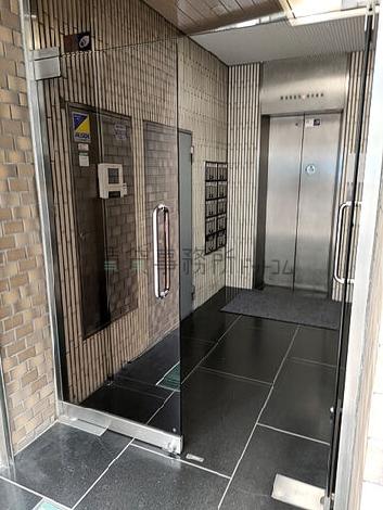 ガラスドアの先にエントランスエレベーターがございます