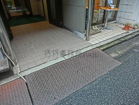 玄関前はスロープになっていました