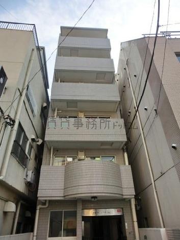 ベージュのタイル張りの外観