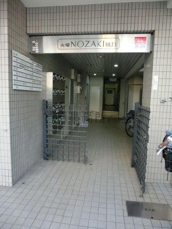入口の壁面にはテナント名を表示できるスペースがあります