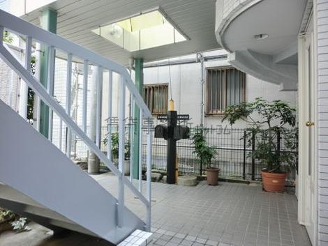 ひっそりとした玄関口です