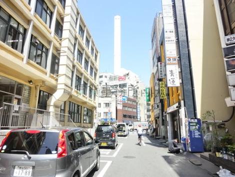 パーキングメーターのある前面道路
