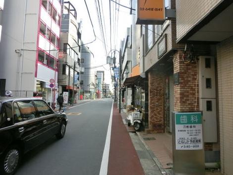 この方向の先には日赤医療センターや東京女学館があります