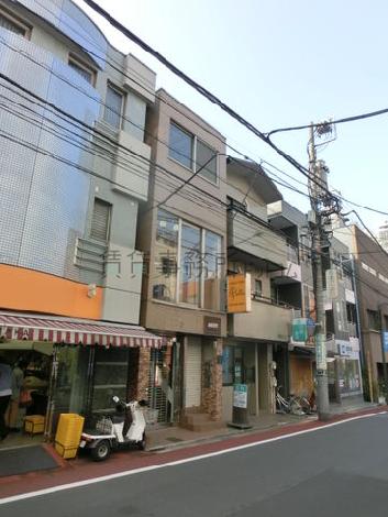 道路反対側から見た建物