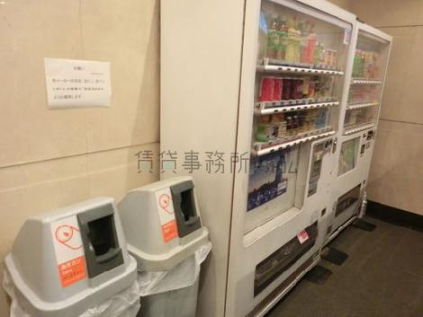 集合ポストの前には自動販売機があります。