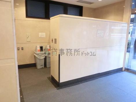 エントランス右側に集合郵便受けがあります。