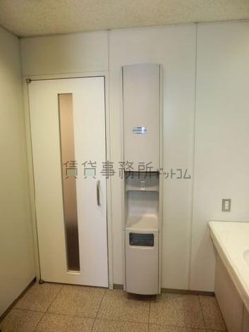 女子トイレもジェットタオル付きです。
