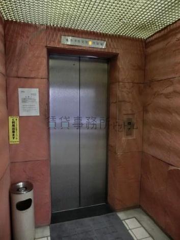 モノトーンなエレベーター