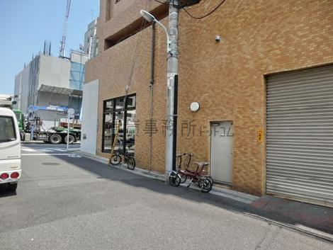 こちら側大通りは桜田通りです