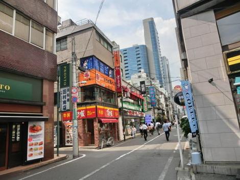 さまざまな飲食店が建ち並びます