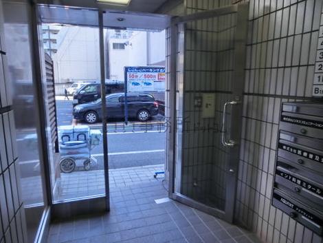 エレベーターから見たエントランス