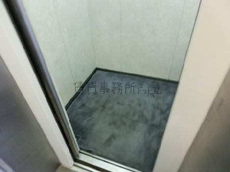 綺麗なエレベーター内です