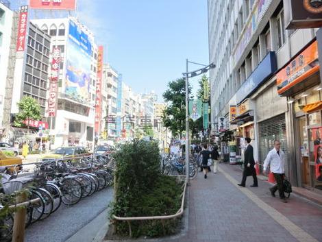 建物正面は駐輪場にもなっています