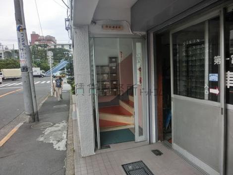 正面左が入口です
