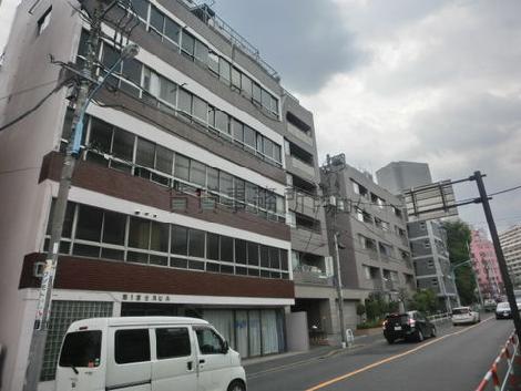 通りを挟んだ向い側歩道より撮影