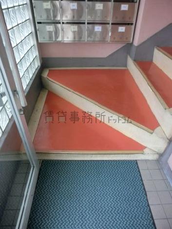 入るとすぐに階段
