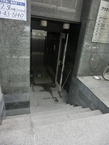 地下に潜るような造りの玄関です