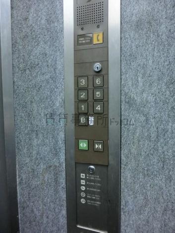 エレベーター内のボタンです