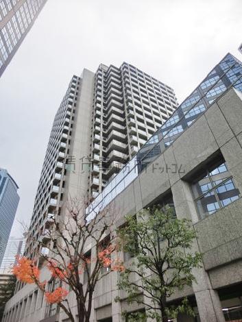 ビル全体を見上げた様子