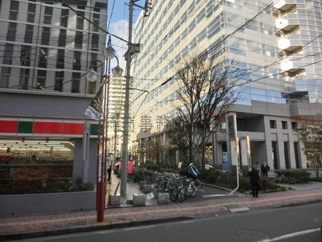 西側にコンビニエンスストアがあります