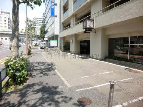 大きな交差点のすぐそばです