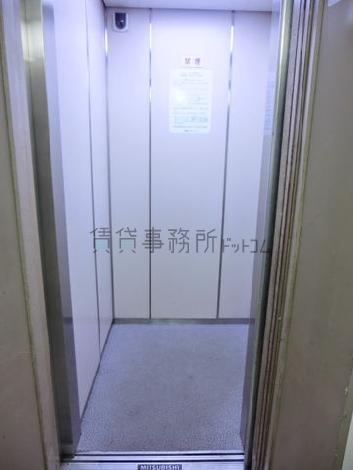 カゴ内は防犯カメラが見張っています