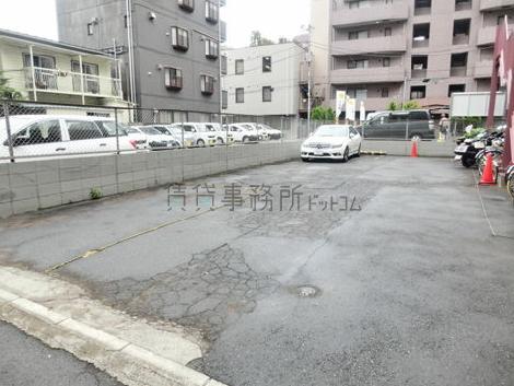 背面駐車場