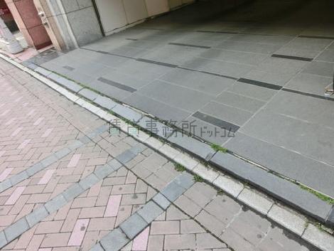 正面玄関前の段差です