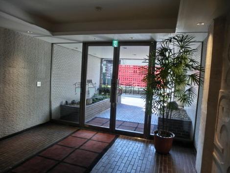十分な採光を取り込めているので、エントランス内は大変明るいです