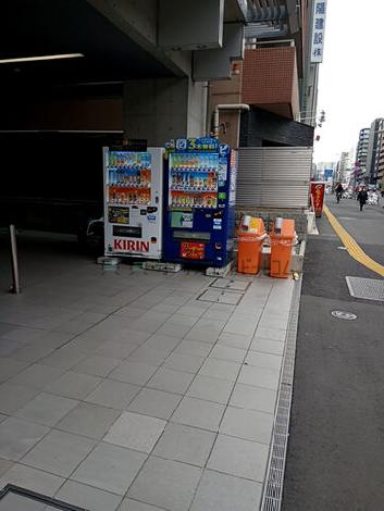 ビル前に自動販売機