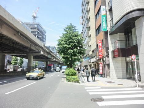 首都高速側の通り