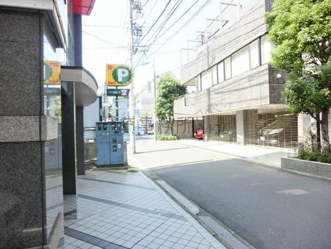 静かな通りで隣にコインパーキングあります