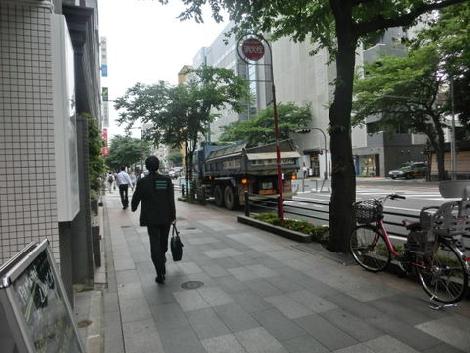 物件前の市ヶ谷駅方向